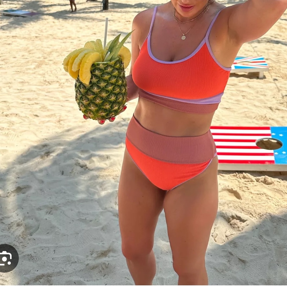NWOT Beach Riot Eva Bikini / Gym Top - Picture 7 of 12